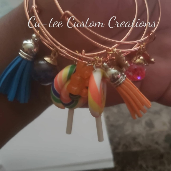 Little girls bangles/beaded charm bracelets - Picture 2 of 3